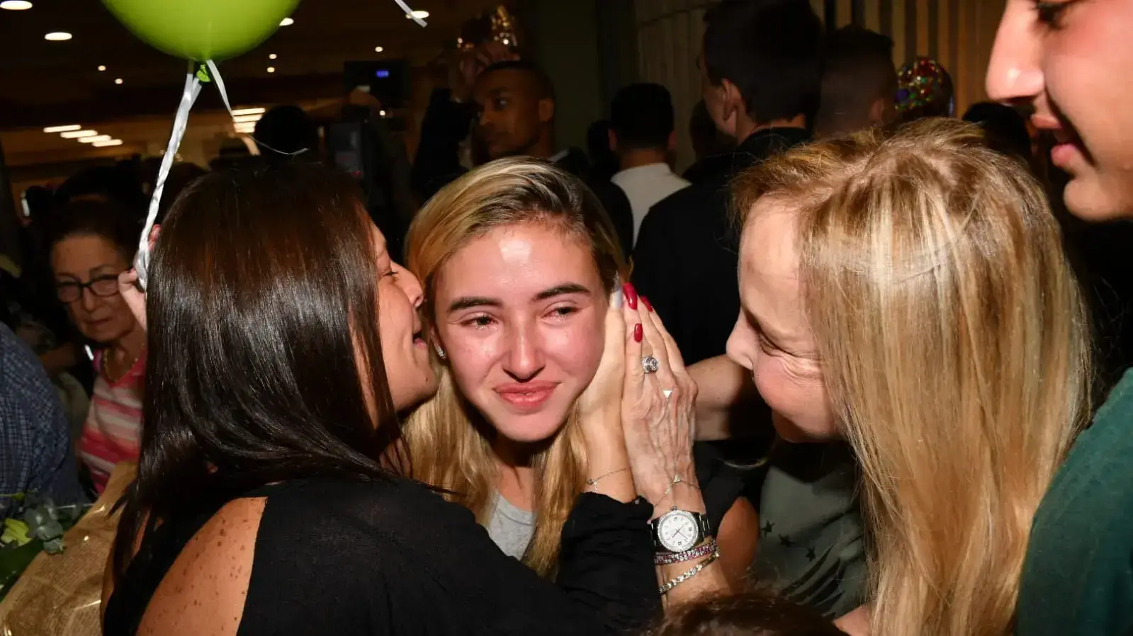 עדי ביטי חוזר מצילומי הישרדות