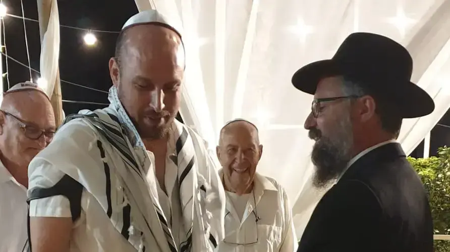 בן שפיצר, שנחשב לפצוע הקשה ביותר של עופרת יצוקה, התחתן עם בחירת ליבו. את החופה המרגשת ערך הרב מנחם קוטנר שליח חב"ד המלווה פצועי קרב - ה-7 לאוקטובר 2019
