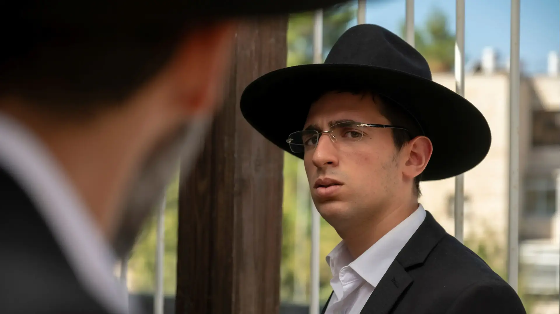 הסדרה הנערים, אדם גבאי