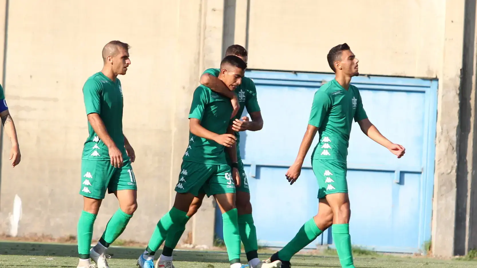 שחקני מכבי אחי נצרת חוגגים עם נואף בזיע שחקני מכבי אחי נצרת חוגגים עם נואף בזיע