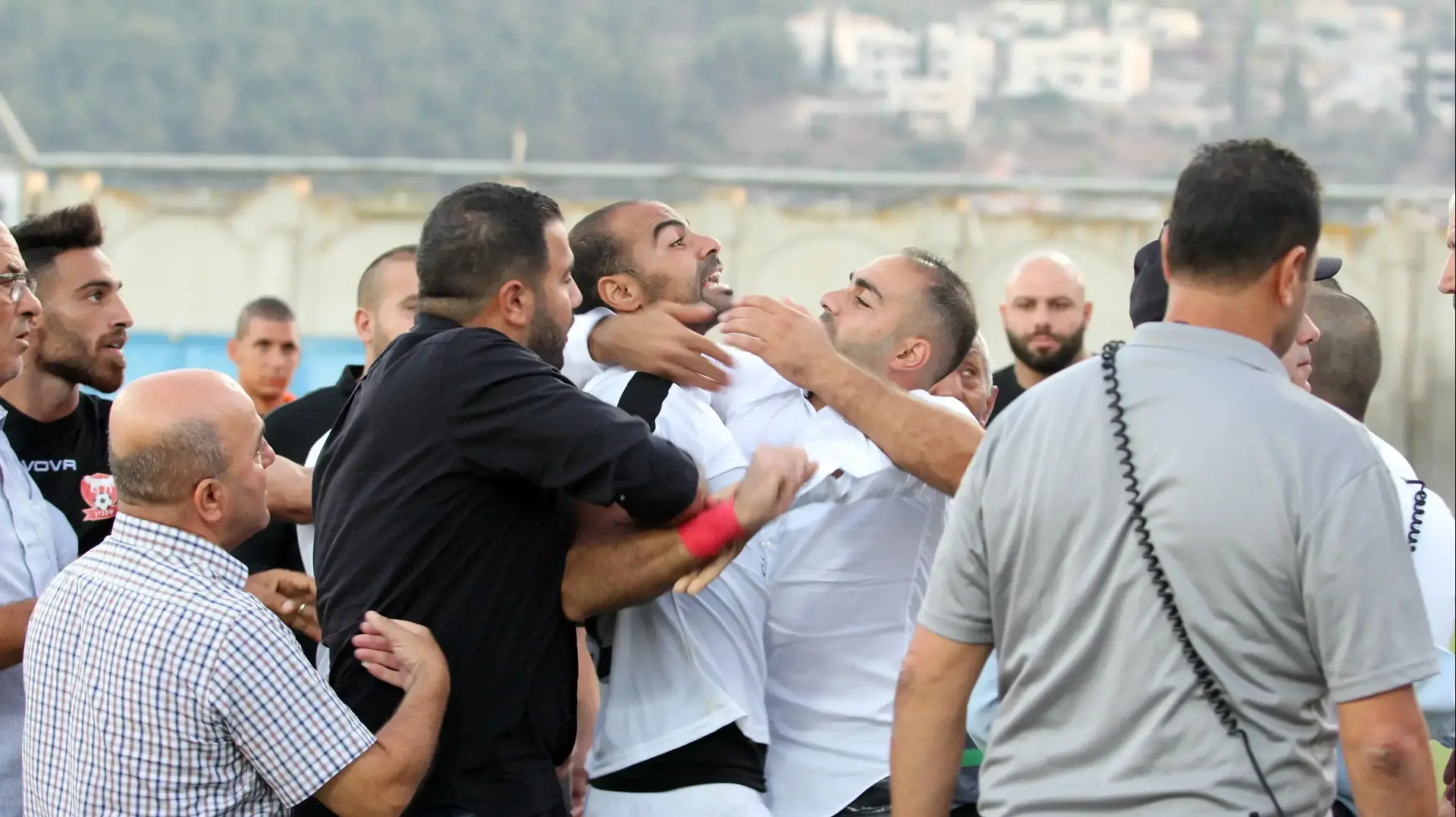 מחמוד קנדיל שוער בני סכנין בעימות עם האוהדים