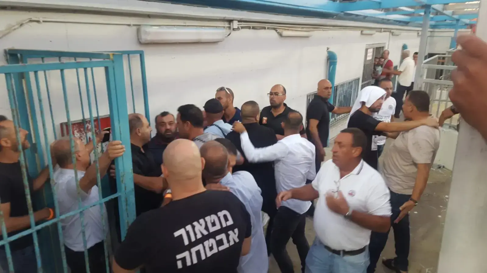 אנשי בני סכנין מותקפים על ידי אוהדי מכבי אחי נצרת אנשי בני סכנין מותקפים על ידי אוהדי מכבי אחי נצרת
