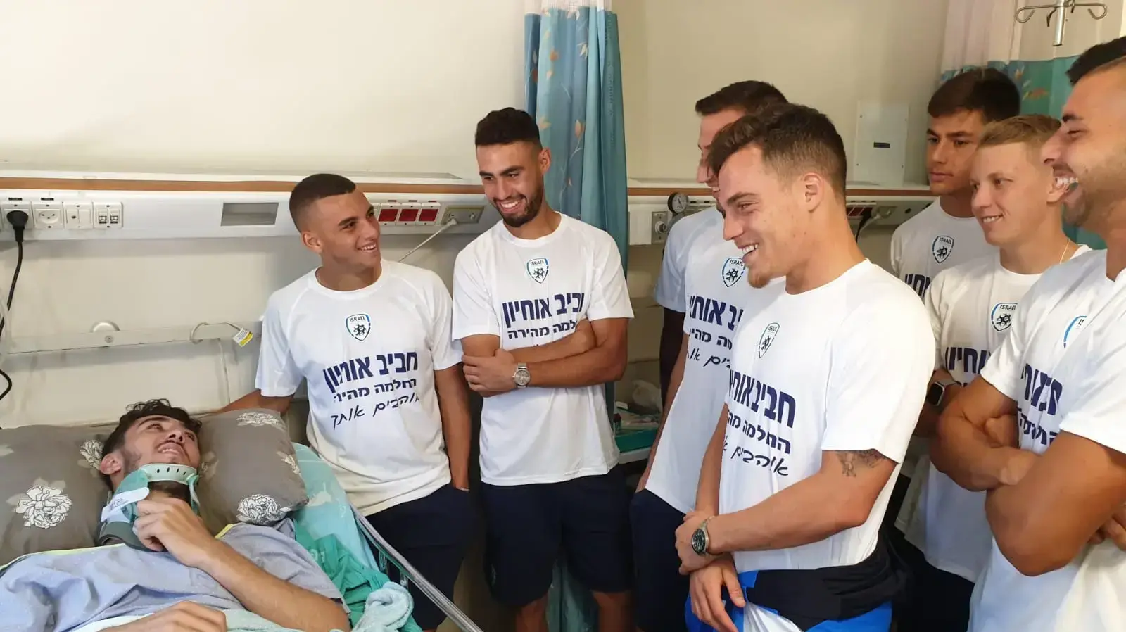 שחקני הנבחרת הצעירה מבקרים את השוער חביב אוחיון