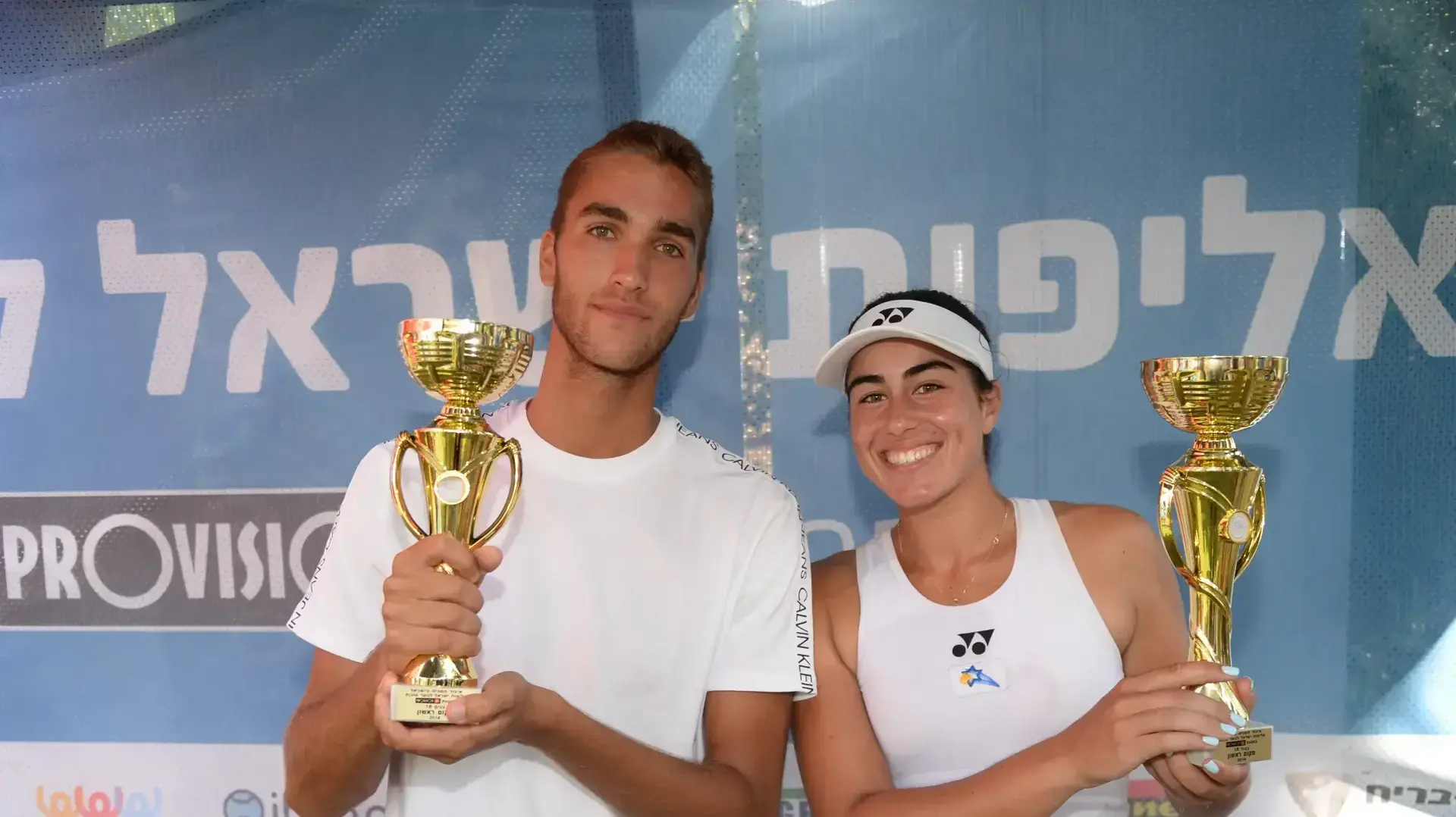 הטניסאית שביט קמחי עם הטניסאי סער סימון אלופי ישראל לנוער