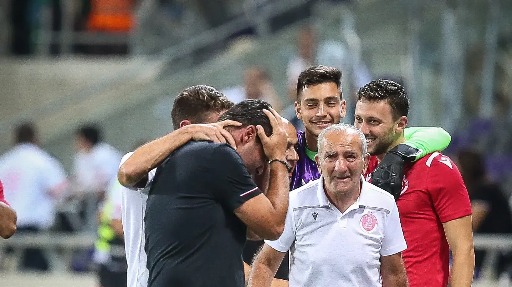 ניסו אביטן מאמן הפועל תל אביב בוכה לאחר השער