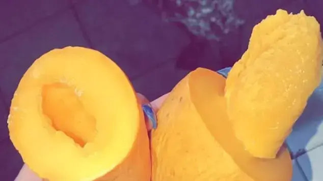 שיטה לקילוף ואכילת מנגו