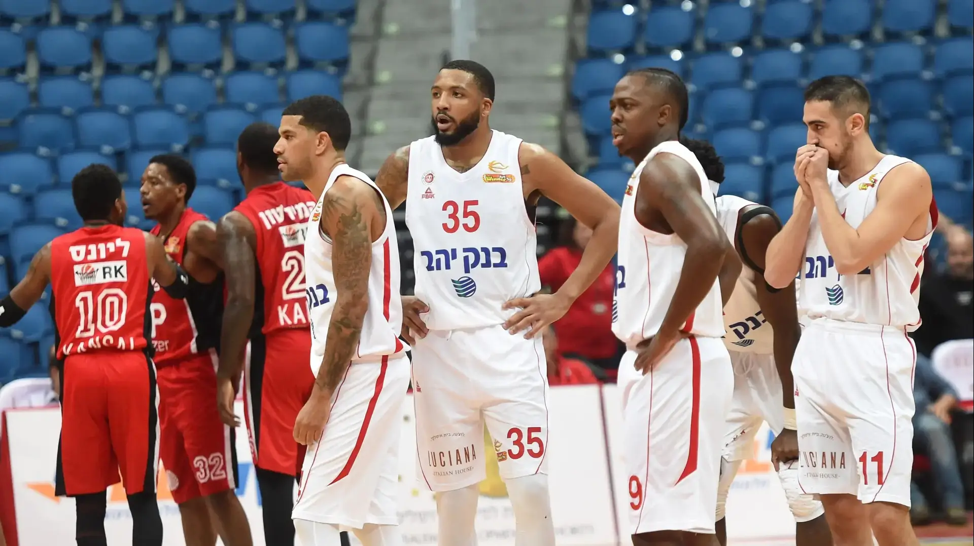 שחקני הפועל ירושלים ג'יימס פלדין, טיישון תומאס, ג'ייקובן בראון, בר טימור