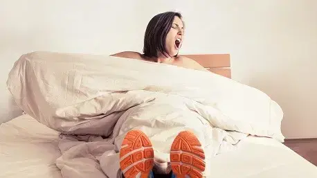 אשה ישנה עם נעלי ספורט