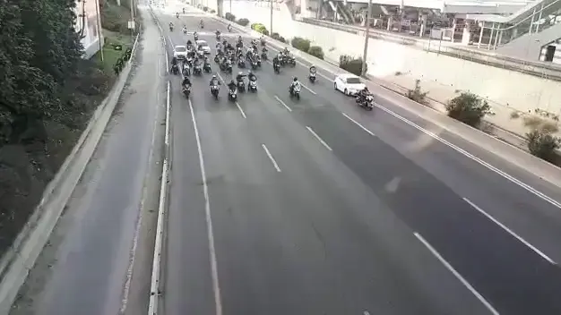 פקקים באיילון: עשרות רוכבי אופנוע התכנסו במחלף הסירה, במחאה 
נגד החלטת אגף התנועה להתחיל לאכוף רכיבה על השוליים