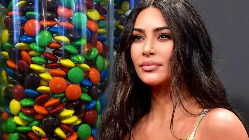 קים קרדשיאן אוכלת M&M