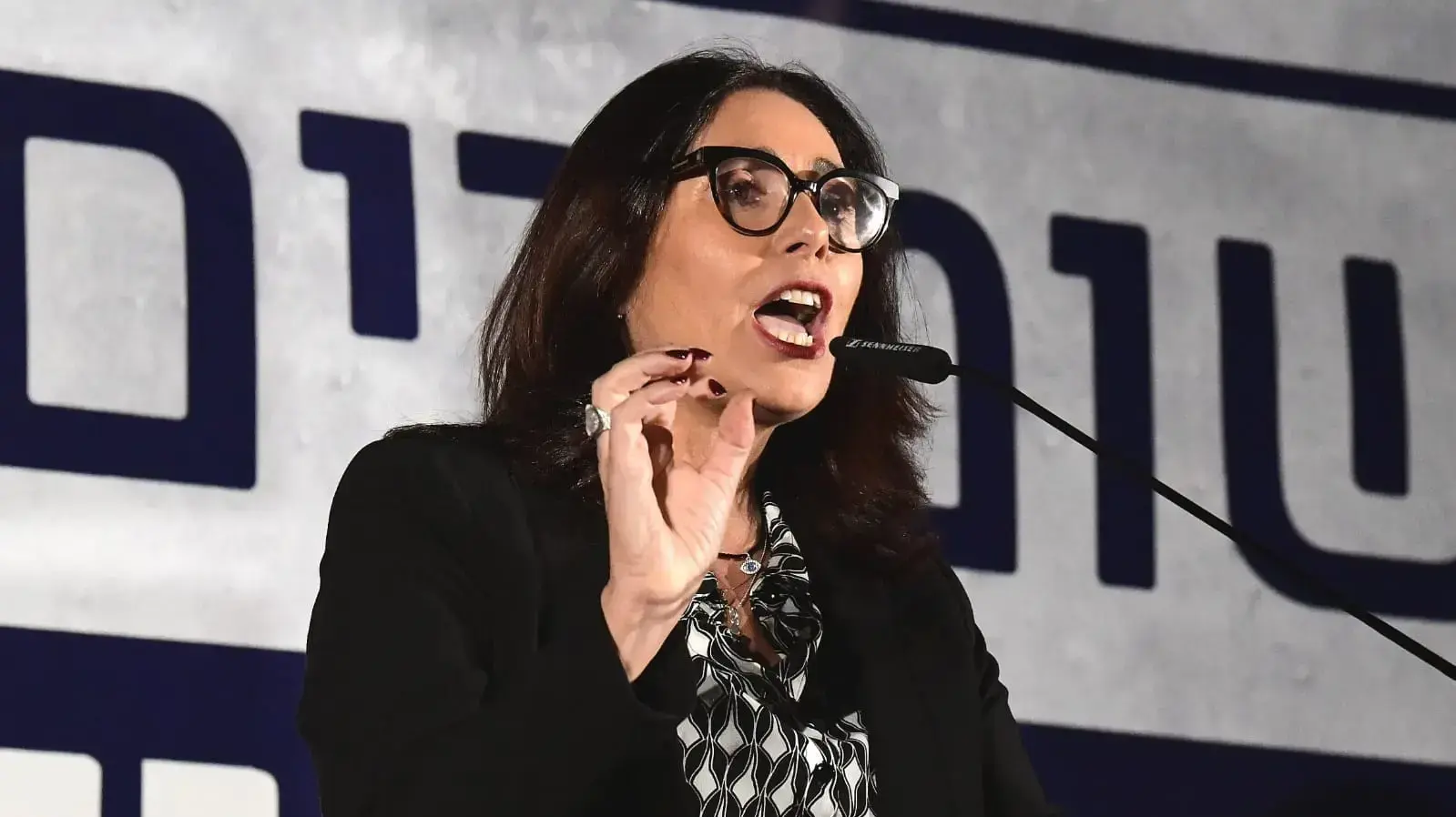 מירי רגב בהפגנת תמיכה בראש הממשלה בנימין נתניהו, רחבת מוזיאון תל אביב, 26 בנובמבר 2019