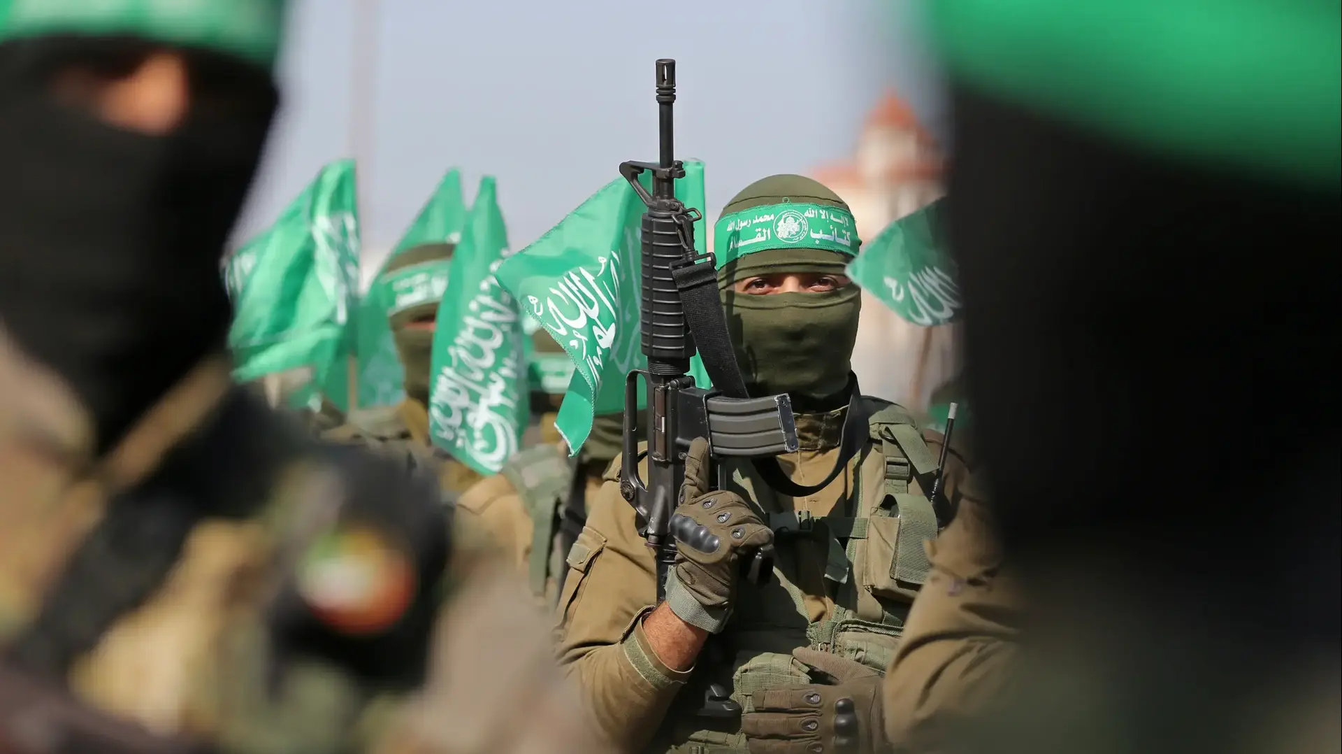 לוחמי חמאס מתפללים במהלך תצוגה צבאית נגד ישראל בדרום רצועת עזה ב-11 בנובמבר 2019