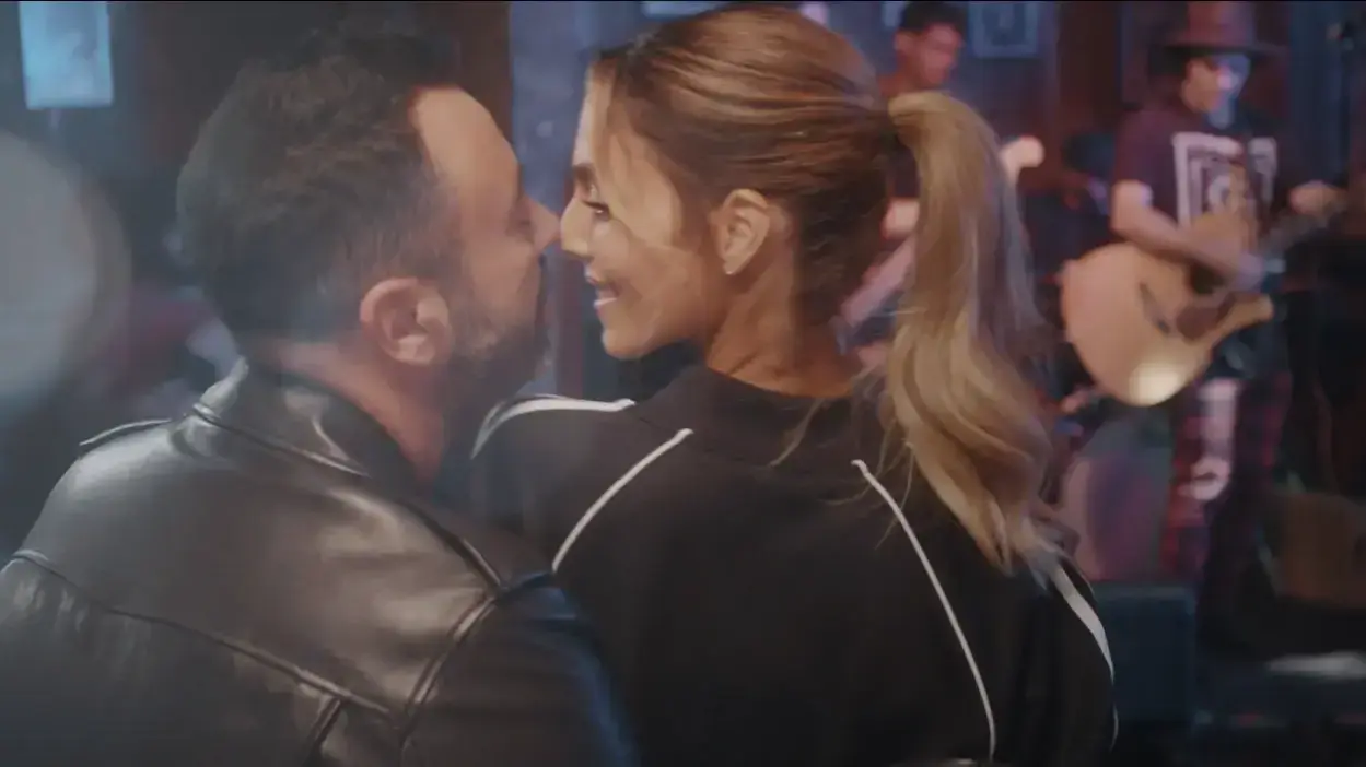 ליאור נרקיס בגרסת כיסוי לשיר "היינו עושים אהבה"  שביצעה במקור כנסיית השכל