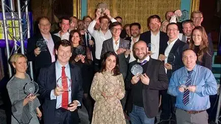 זוכי VideoTech Innovation awards 2019 מרחבי העולם, בהם (צד ימין בתמונה, מלמטה למעלה) רונן גוטמנוביץ', קרן דלל ולירן דן מפרטנר