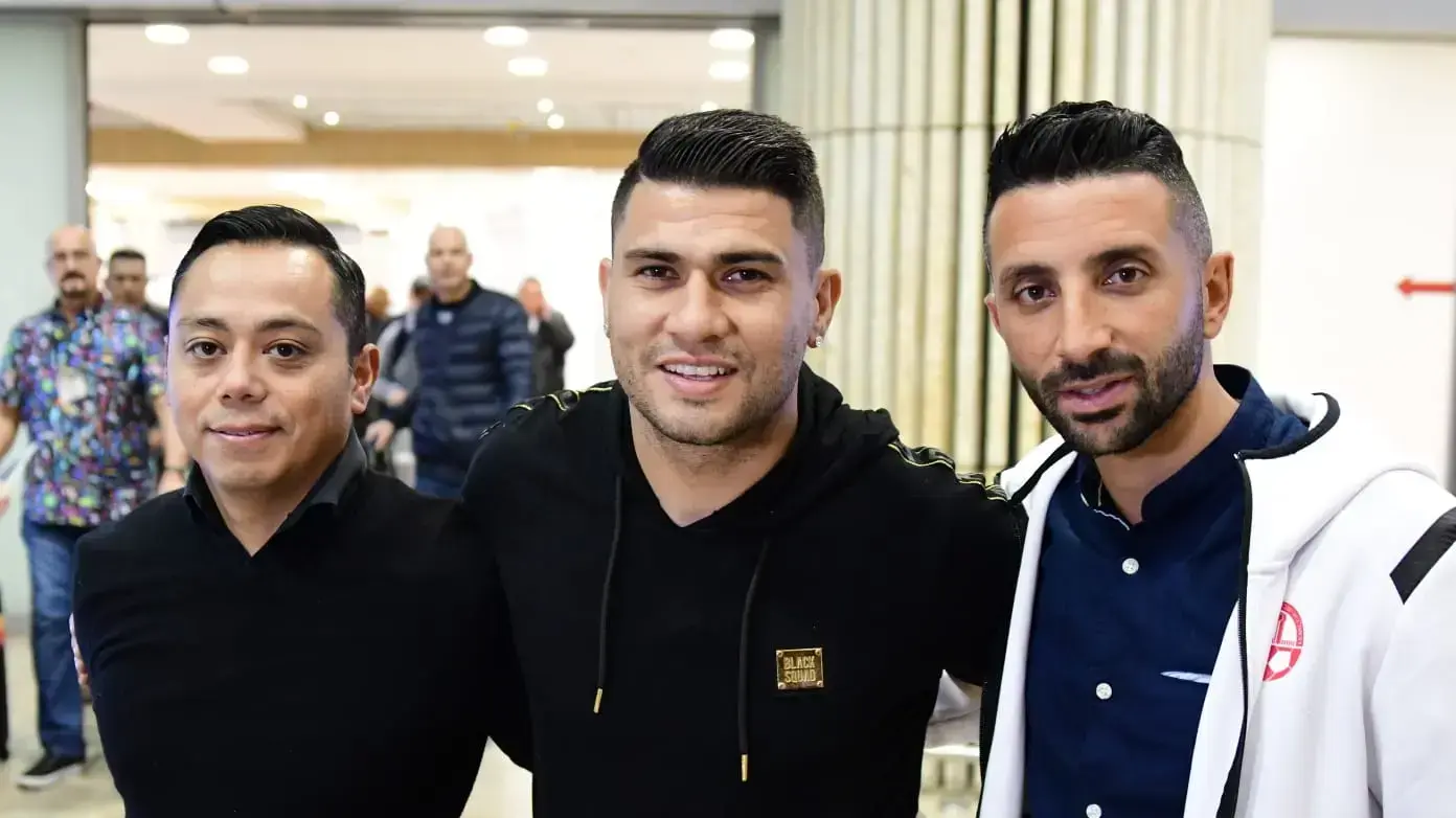 פאוליניו שחקן הפועל באר שבע עם מנהל הקבוצה אביתר אילוז