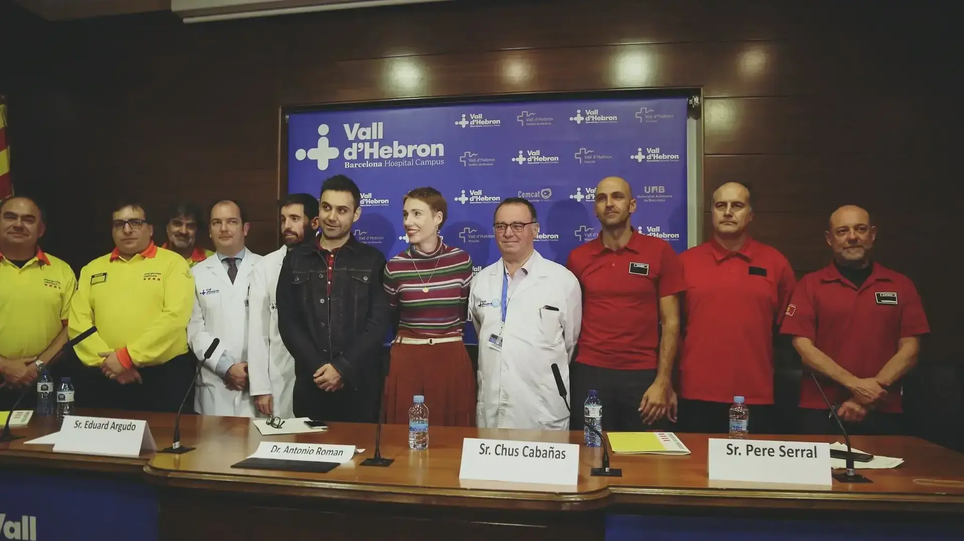 אודרי מאש, בריטית ששרדה דום לב של 6 שעות, והצוות הרפואי שהציל אותה. מתוך הפייסבוק הרשמי של ביה"ח Vall d'Hebron בברצלונה