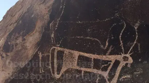 חריטות של שוורים באתר בו נטען שהתרחש חטא עגל זהב