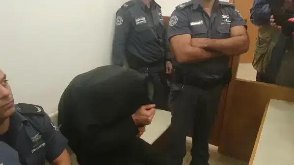 יונתן פדידה הנהג החשוד בדריסת שני רוכבי אופניים למוות בשרון בבית המשפט בפ"ת עם העו"ד שלהם, 17 בדצמבר 2019