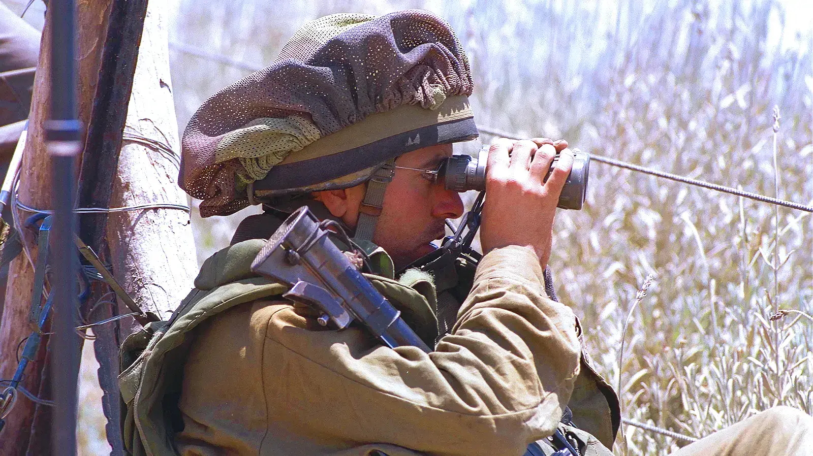 חייל צה"ל משקיף במשקפת על שטח דרום לבנון, מאי 2000