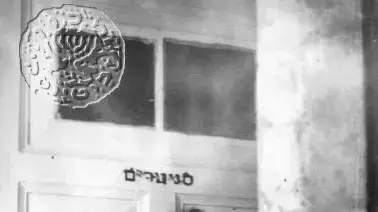 גאולה כהן, מצביעה על נקודות במסלול מנוסתה מחדר המעצר ב-בית החולים הממשלתי ב-מגרש הרוסים.