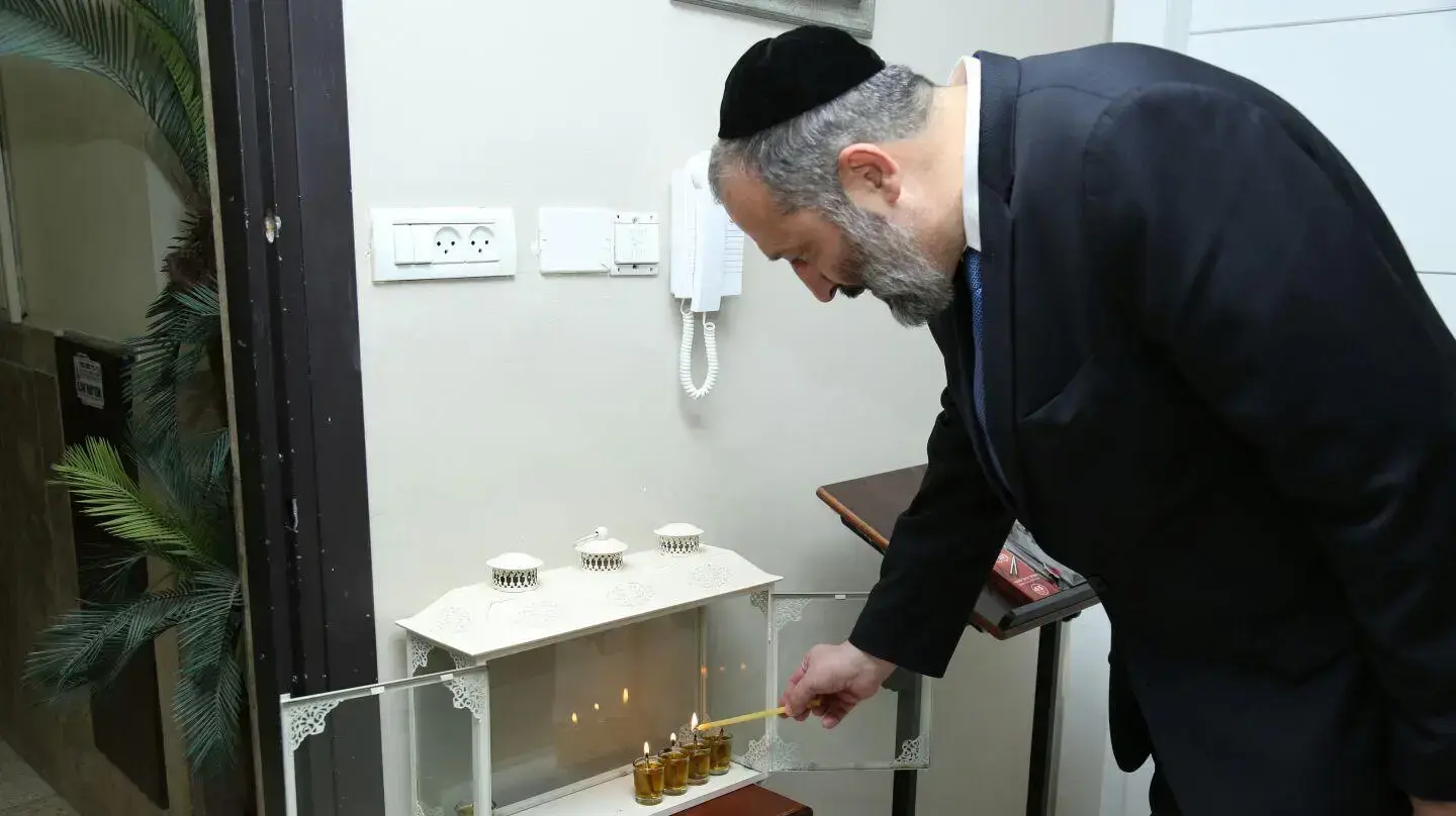 אריה דרעי בהדלקת נרות חנוכה