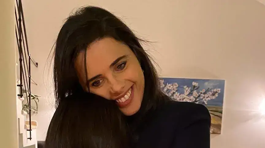 איילת שקד מדליקה נרות איילת שקד מדליקה נרות