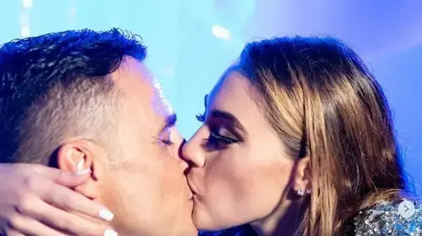 פאביו קנבארו מאמן גוואנגז'ו אברגרנדה מנשק את בתו מרטינה פאביו קנבארו מאמן גוואנגז'ו אברגרנדה מנשק את בתו מרטינה