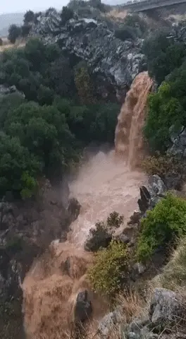גיף  מפל סער זורם בשיטפון