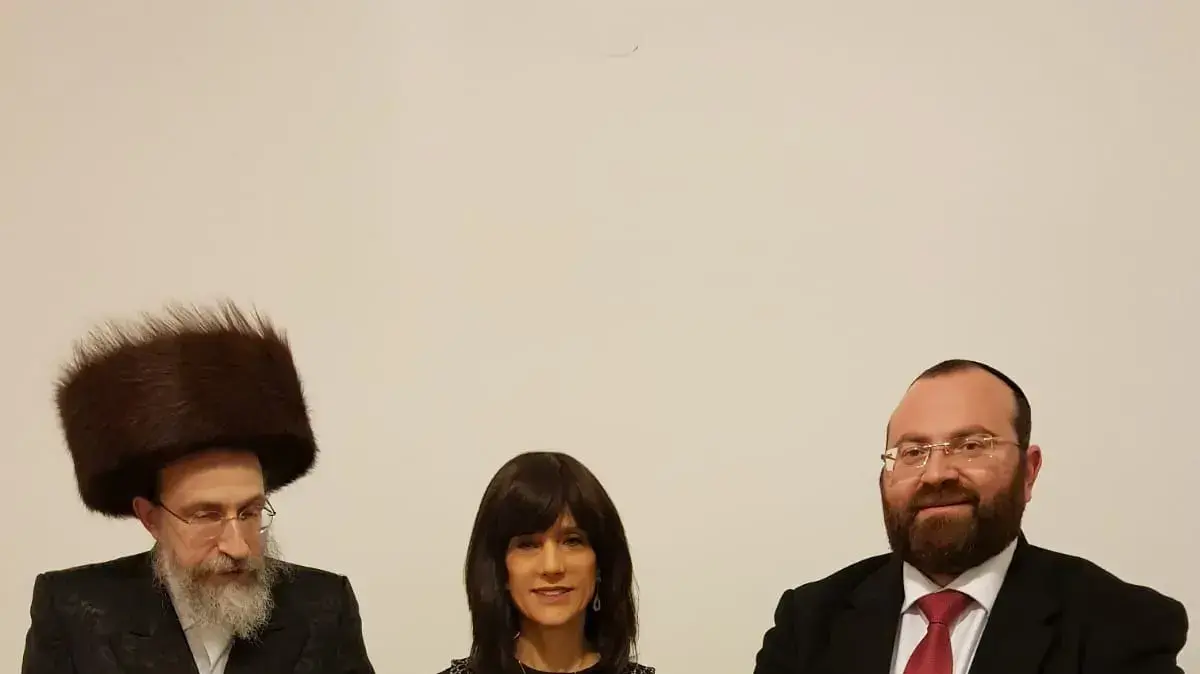השופטת החרדית כותבת אות בספר התורה