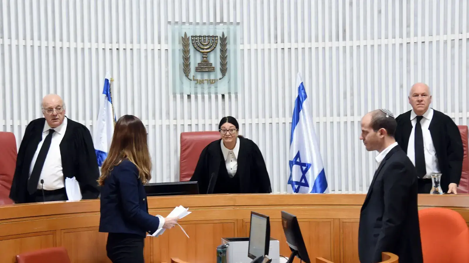 השופטת אסתר חיות בדיון בשאלה האם ראש הממשלה בנימין נתניהו יוכל להרכיב ממשלה תחת כתב אישום, בית המשפט העליון 31 בדצמבר 2019