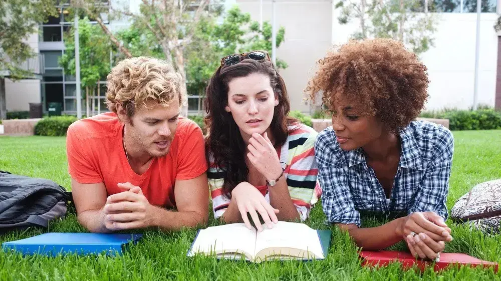 סטודנטים קוראים ספרים על הדשא2 סטודנטים קוראים ספרים על הדשא2