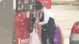 אישה שניסתה למלא דלק לשקית והסתבכה