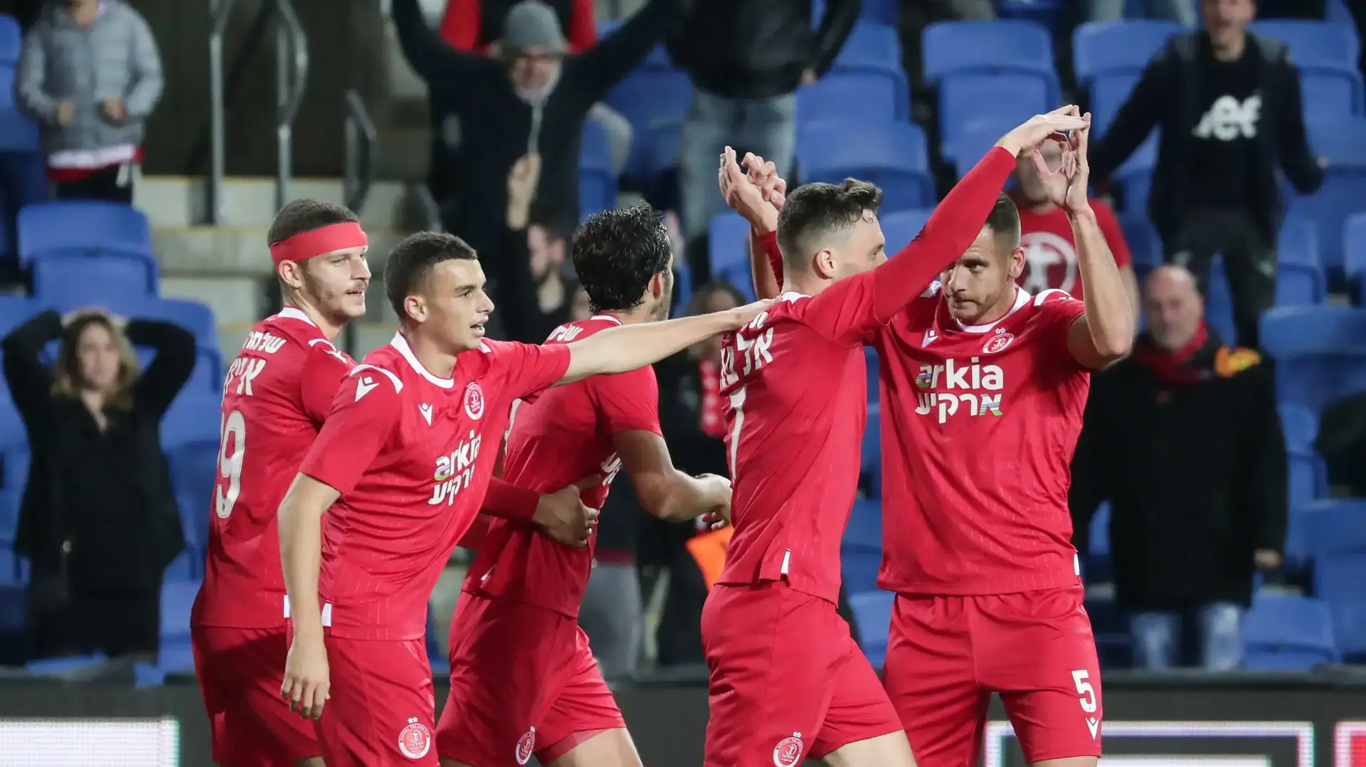 עמנואל בואטנג שחקן הפועל תל אביב חוגג עם חבריו