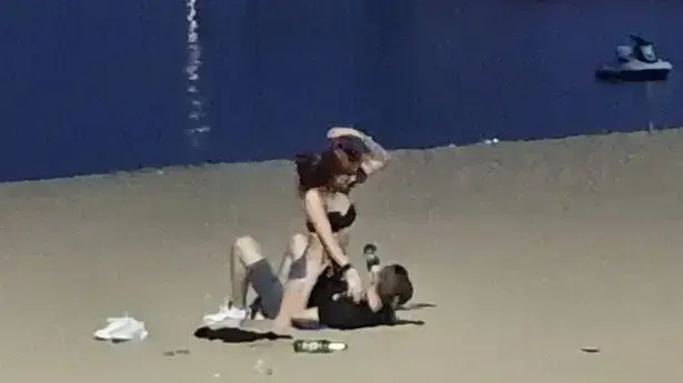 זוג נתפס מקיים יחסי מין בפומבי בחוף בתאילנד