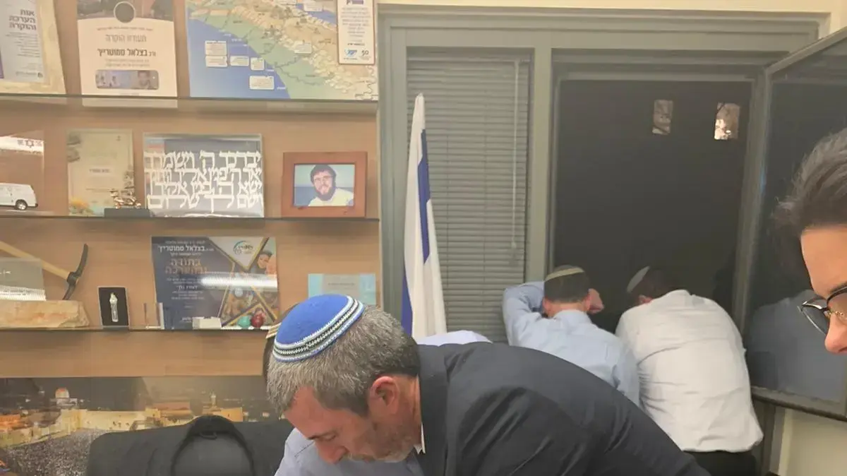 רפי פרץ חותם על ההסכם עם ימינה