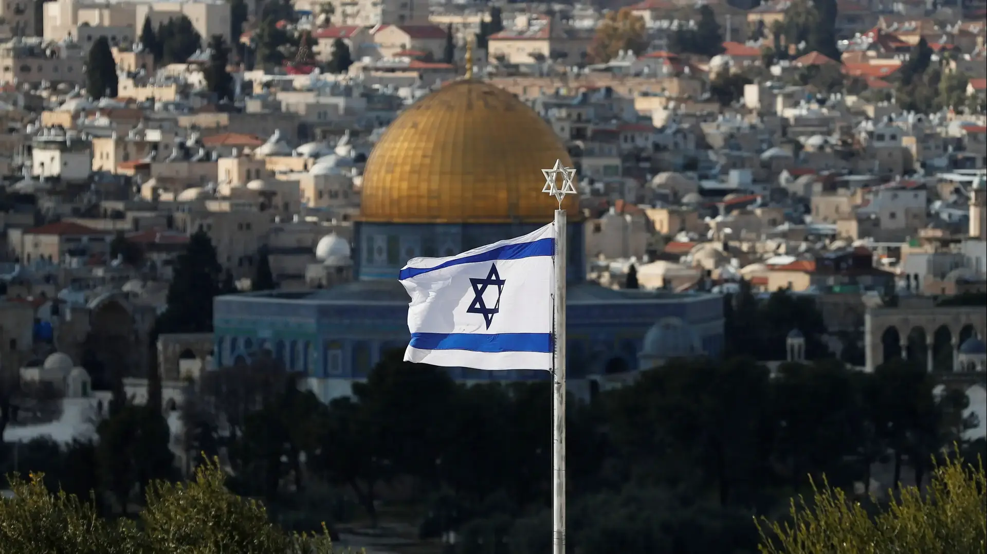 דגל ישראל מתנופף מול מסגד אל-אקצא שעל הר הבית בירושלים ב-23 בינואר 2020