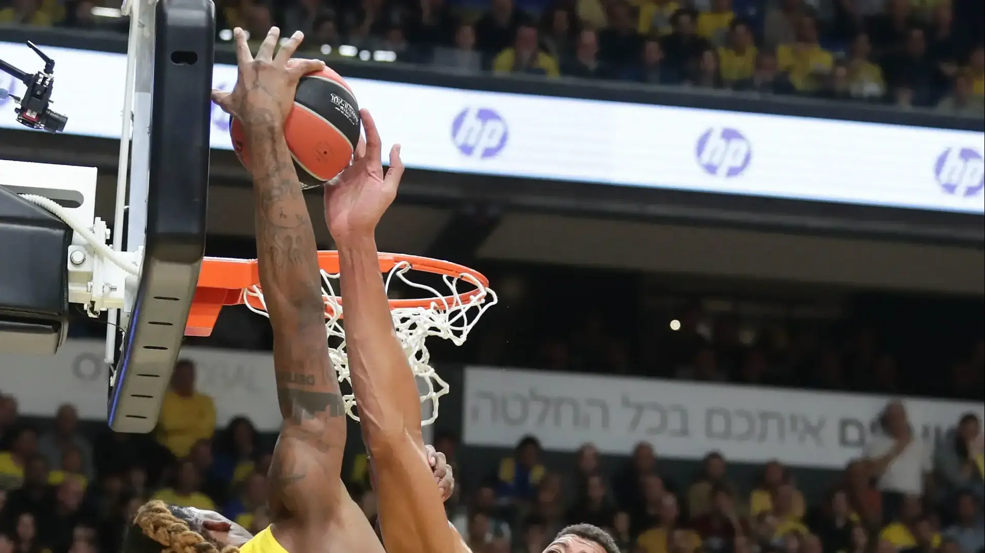 וולטר טבארס שחקן ריאל מדריד חוסם את ג'יילן ריינולדס שחקן מכבי תל אביב