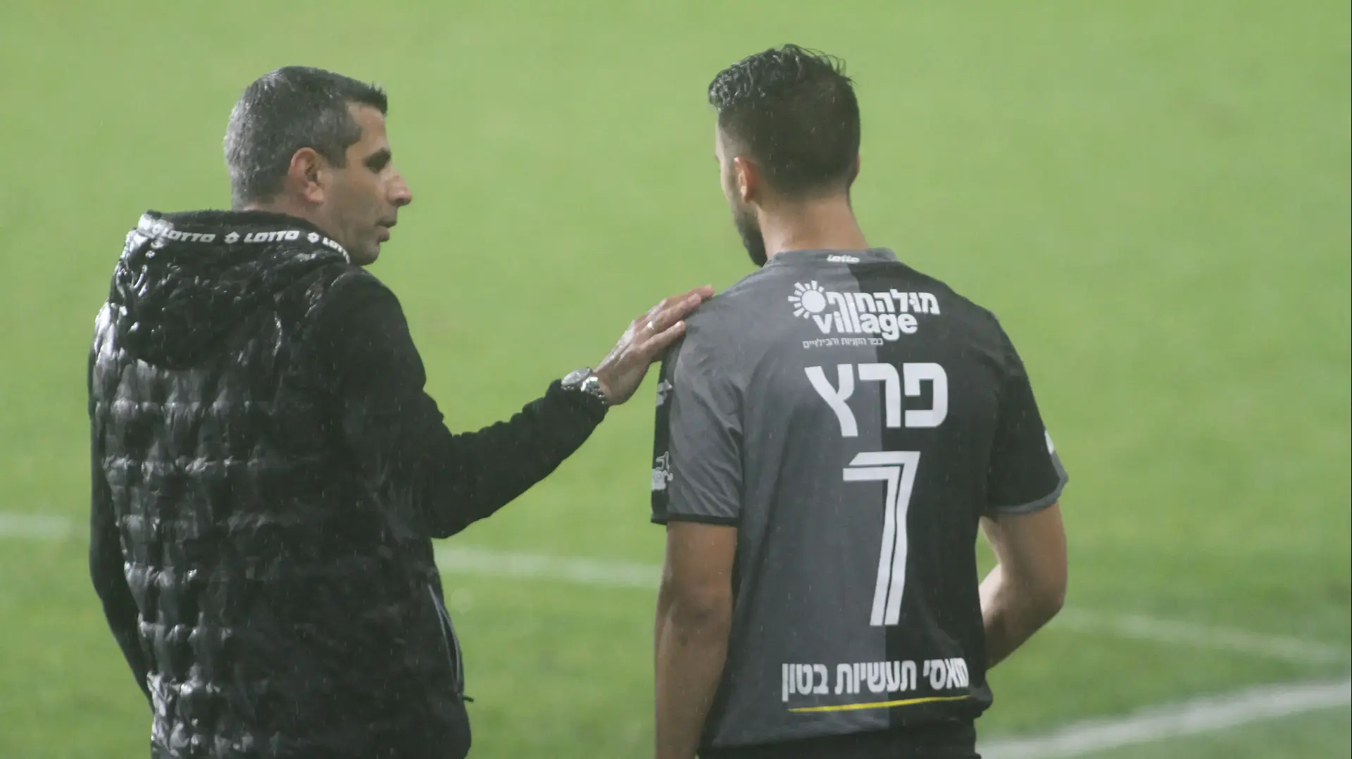 אליאל פרץ שחקן הפועל חדרה עם מאמנו שרון מימר