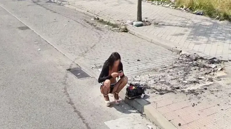 אישה עושה "סקוואט" בגוגל מפות על מנת להשתמש בסמארטפון שלה