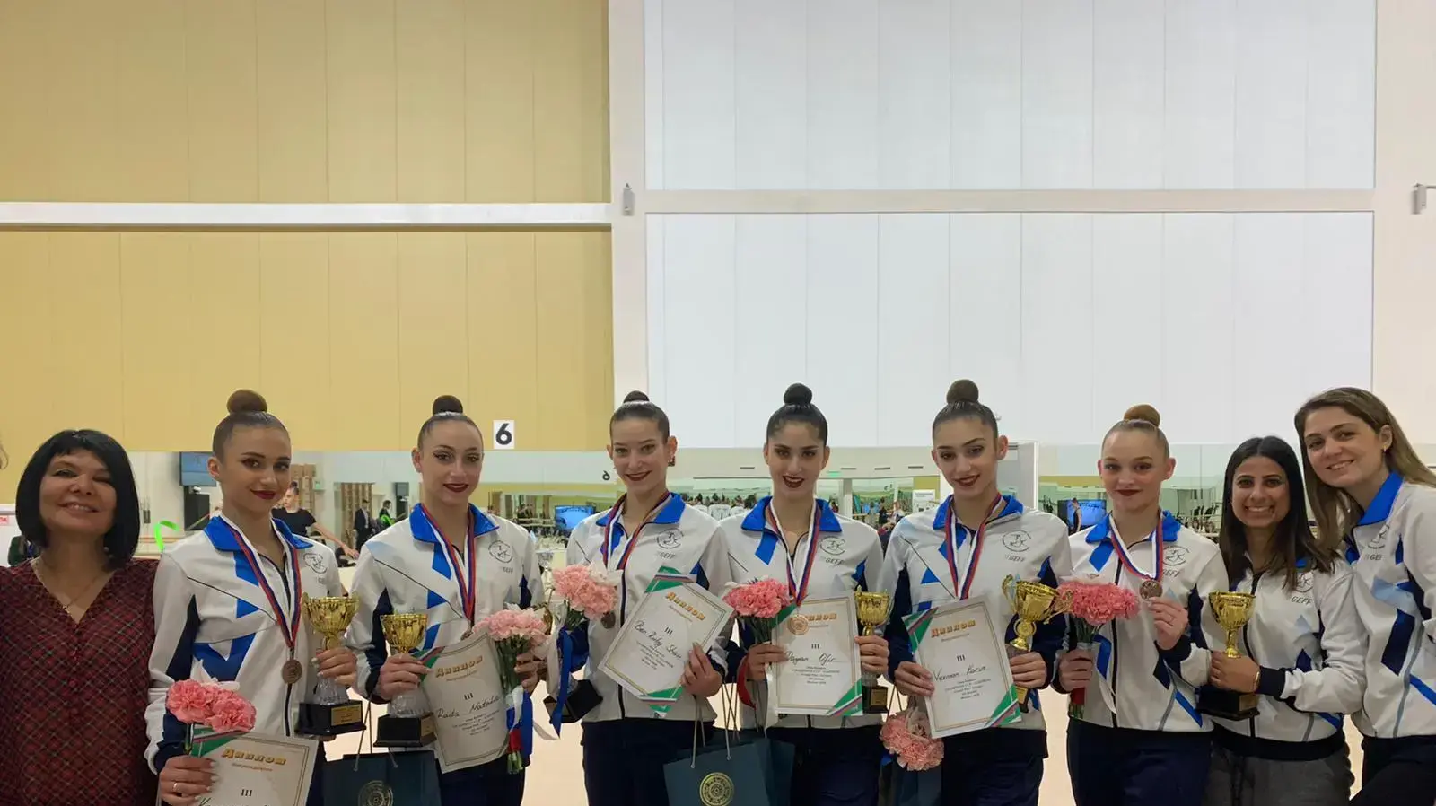 נבחרת ההתעמלות האמנותית של ישראל לצד אירה ויגדורצ'יק