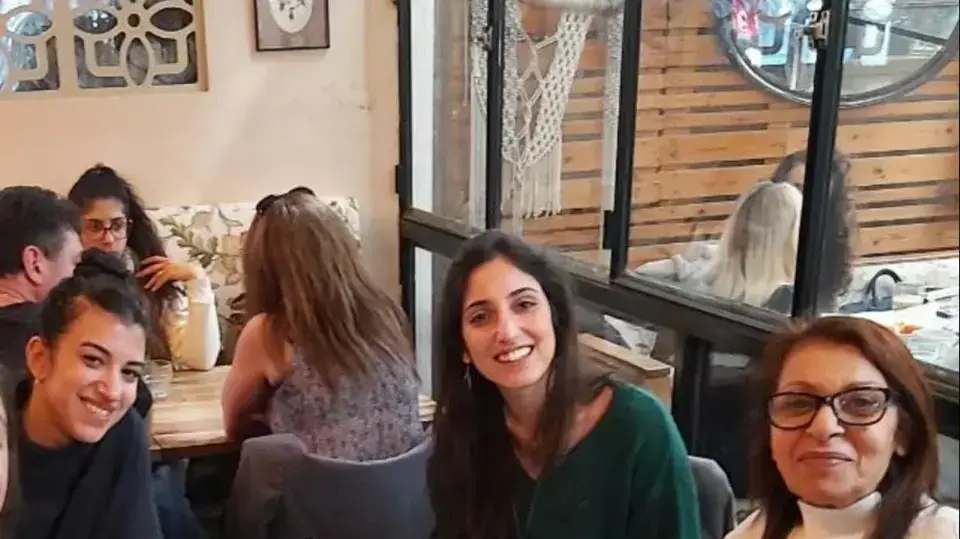 נעמה יששכר עם אמא ואחותה