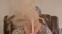 סבתא עושה את ניסוי הקולה ומנטוס