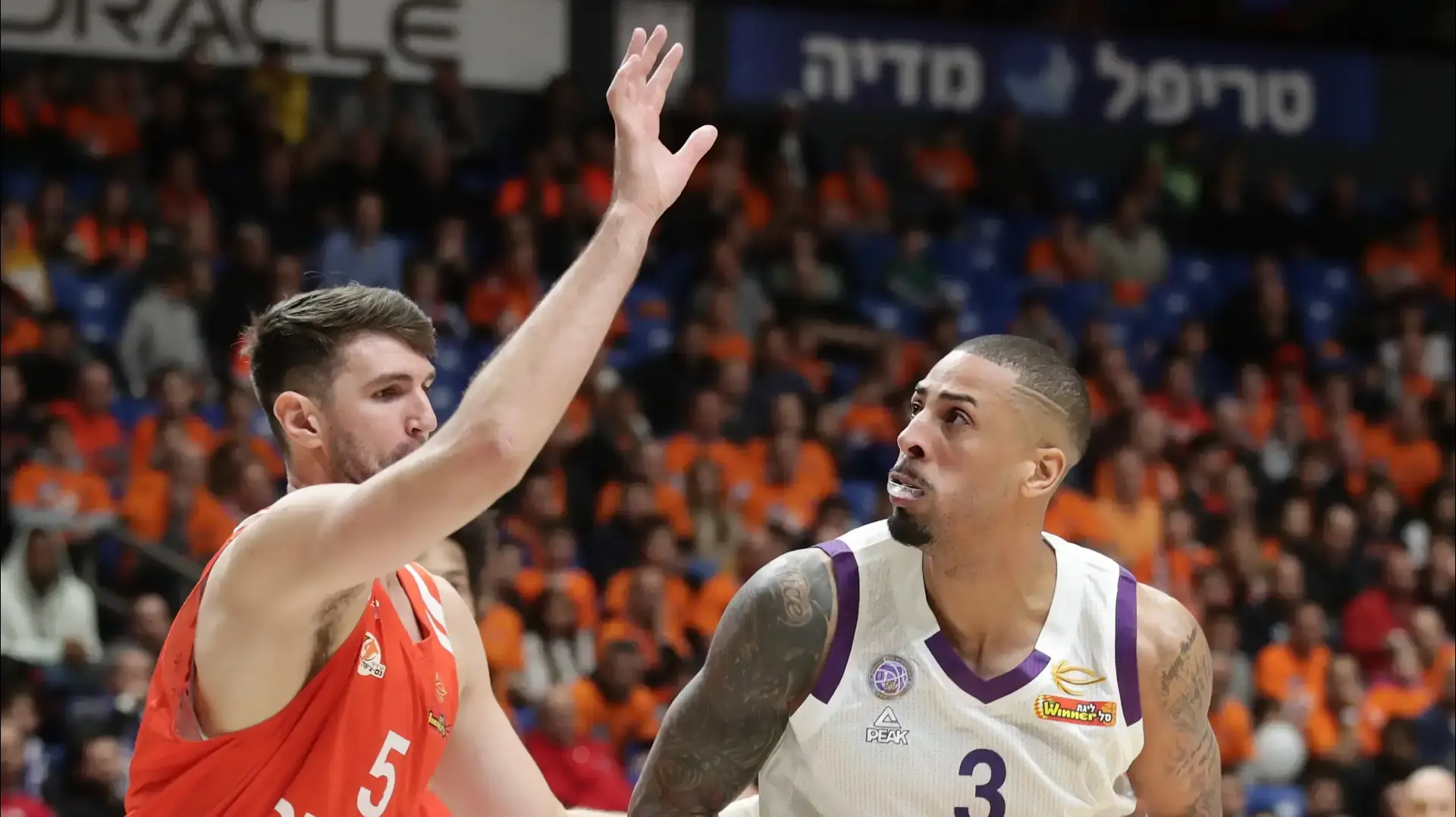 דיימון סימפסון שחקן עירוני נהריה מול ג'ף וויטי שחקן עירוני נס ציונה