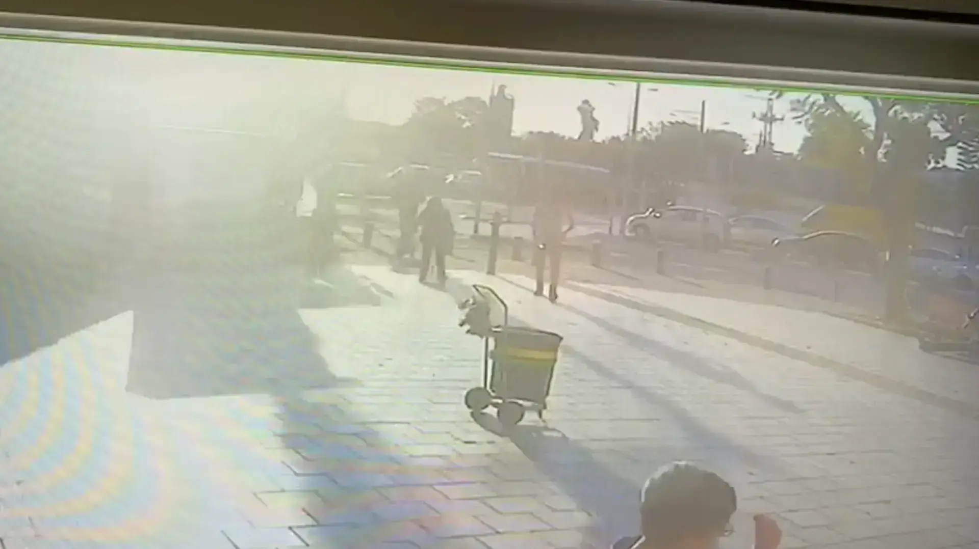 בדרך לוד בתל אביב ארעה תאונת דרכים קשה בין רוכב קורקינט למשאית.
מהמקום פונה הרוכב כשהוא במצב אנוש ולצערנו מותו נקבע בבית החולים.
חוקרי תאונות הדרכים של משטרת ישראל החלו בחקירת נסיבות התאונה.