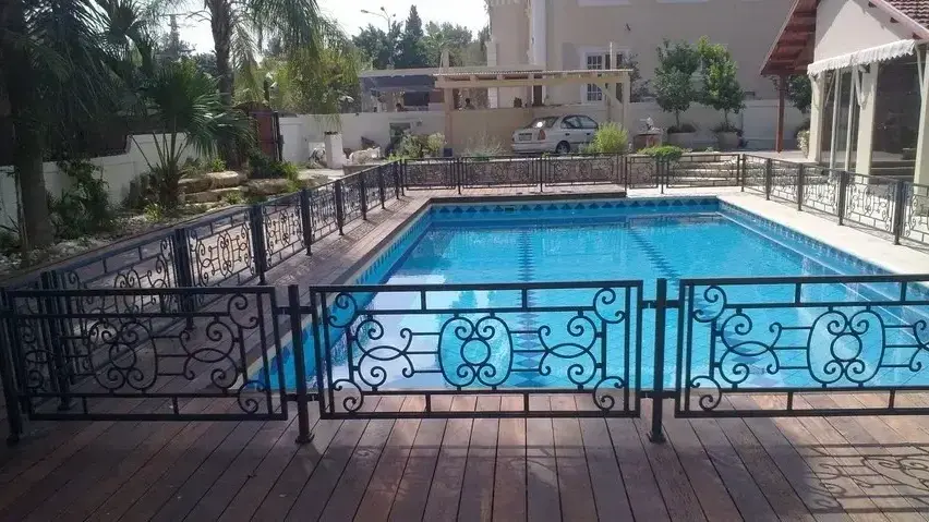 מעקה לבריכה
