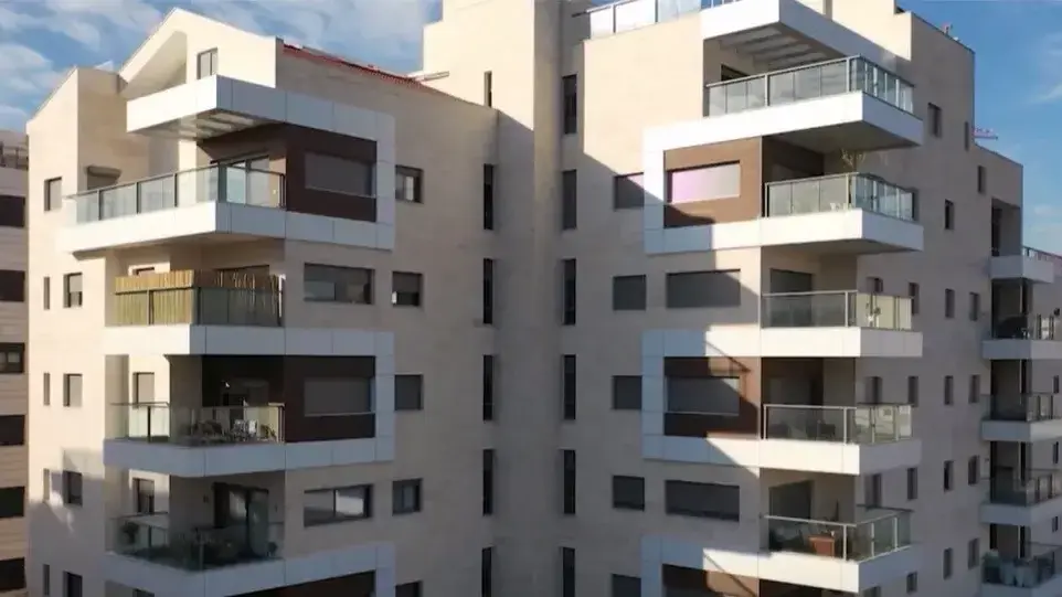 ארסטון - חיפוי חזית בניין בפייבר צמנט
