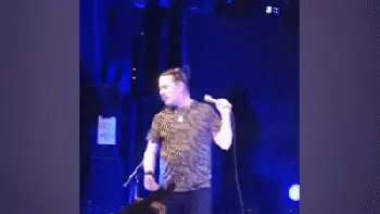 מעריץ זורק את האפר של חברו בהופעה של מיסטר באנגל