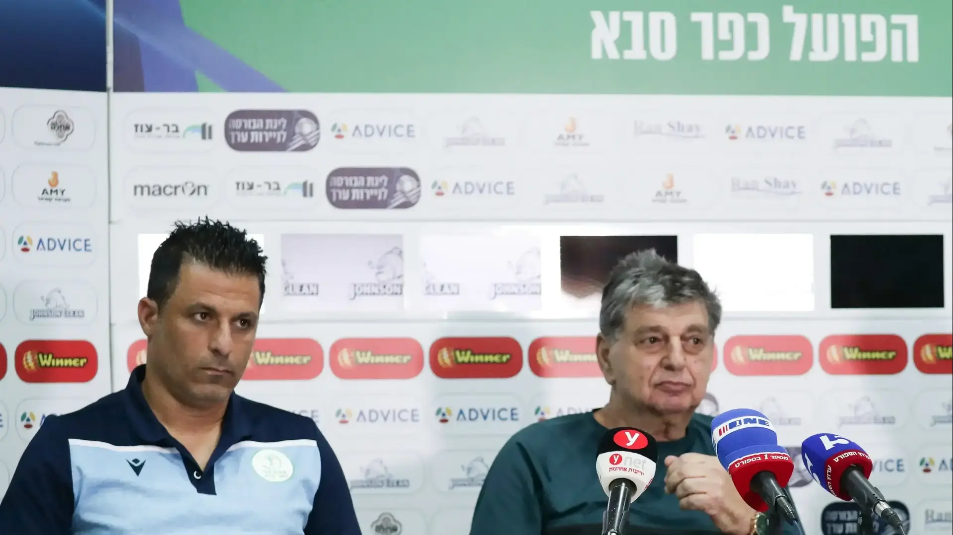 בעלי הפועל כפר סבא יצחק שום עם המאמן אופיר חיים במסיבת העיתונאים לפתיחת העונה