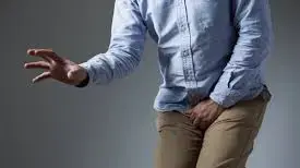 גבר תופס את אזור החלציים