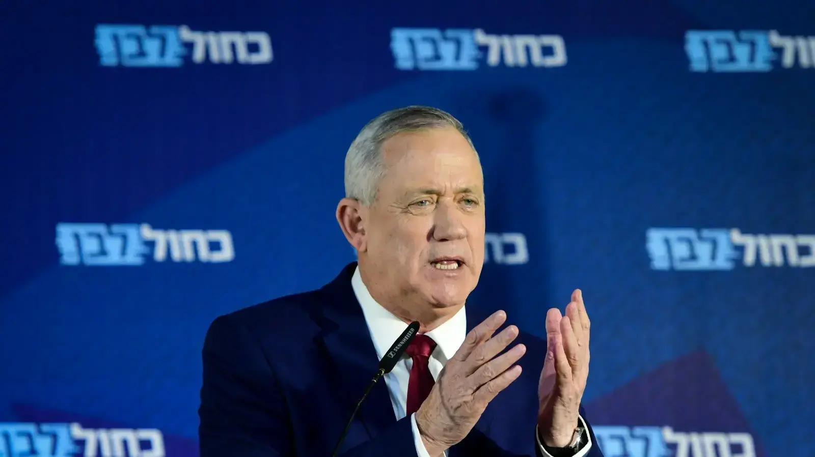 יו"ר כחול לבן, בני גנץ במהלך הצהרה לתקשורת בכפר המכבייה, ר"ג 1 במרץ 2020